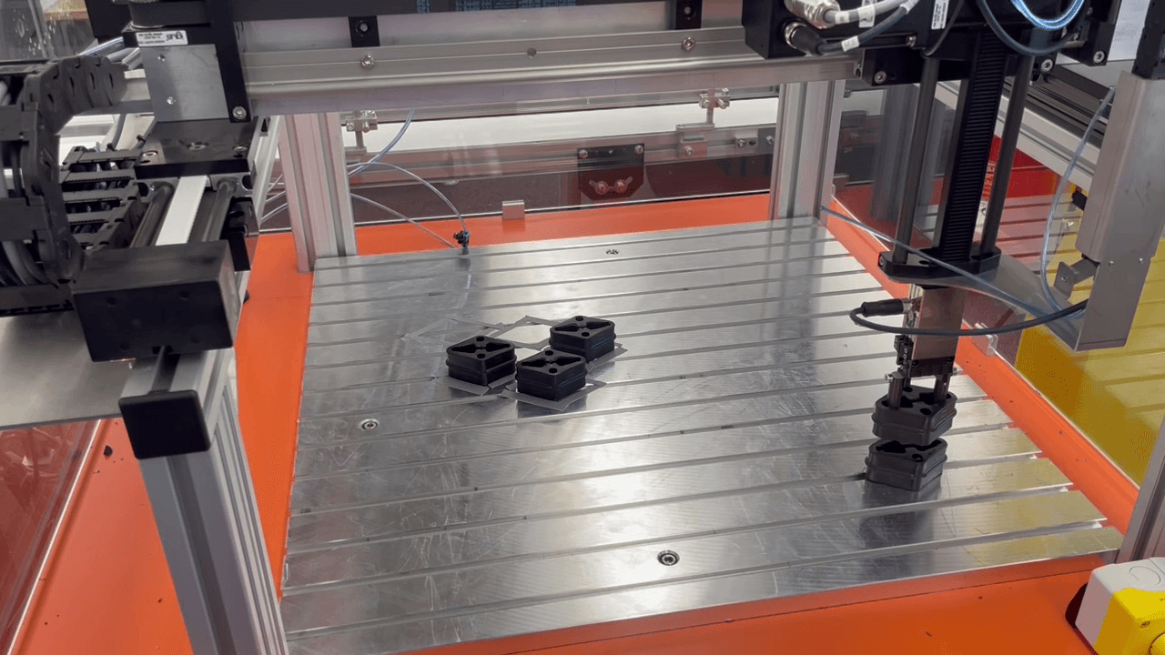 Compliance with the customer-specific cycle time with a room gantry robot
